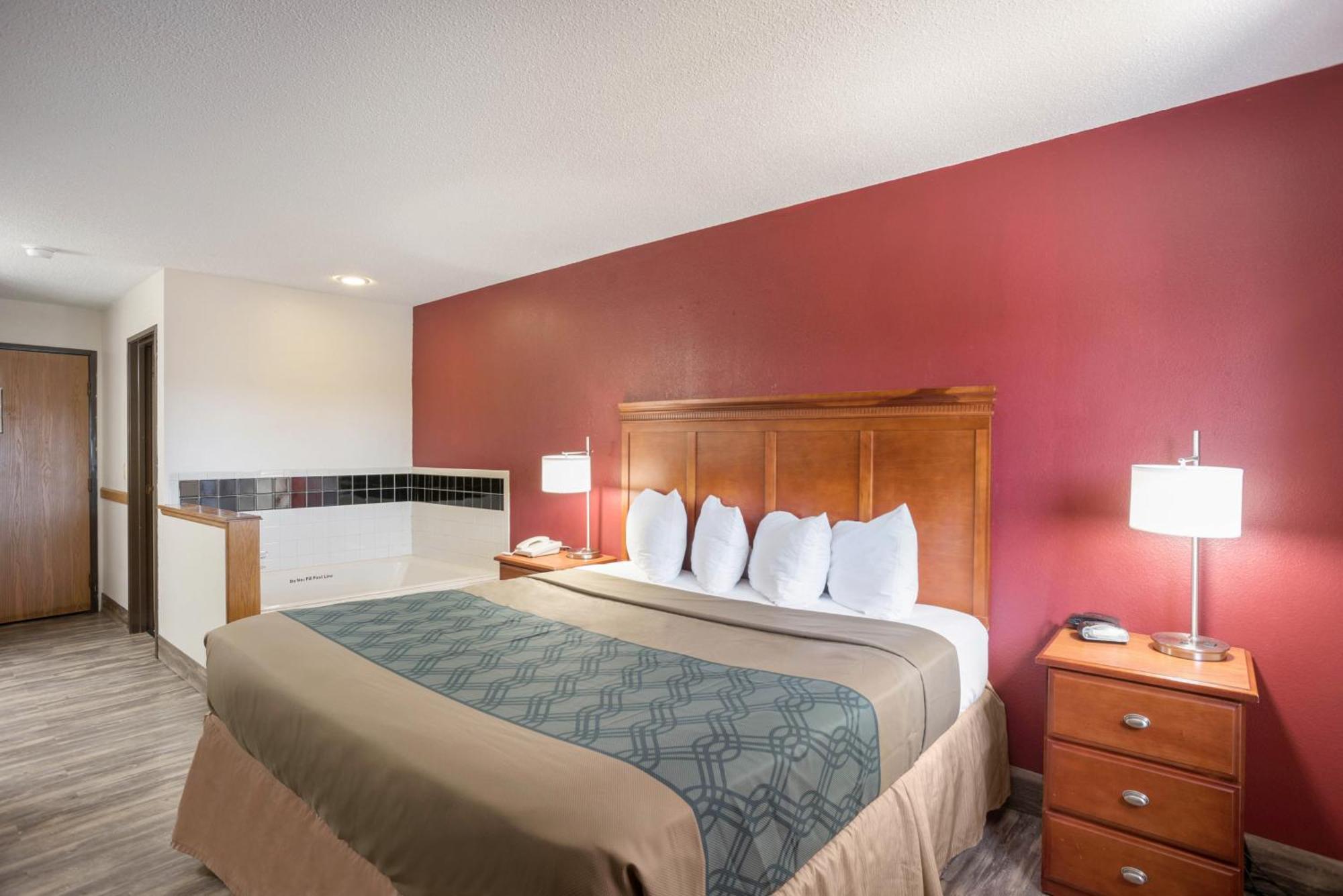 Econo Lodge Cedar Rapids Room photo