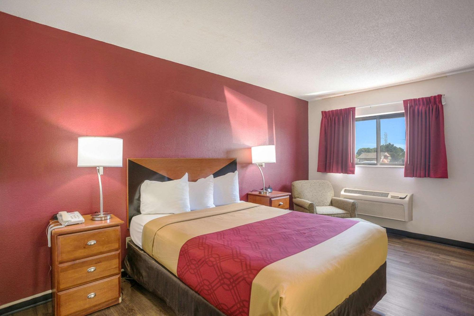 Econo Lodge Cedar Rapids Exterior photo