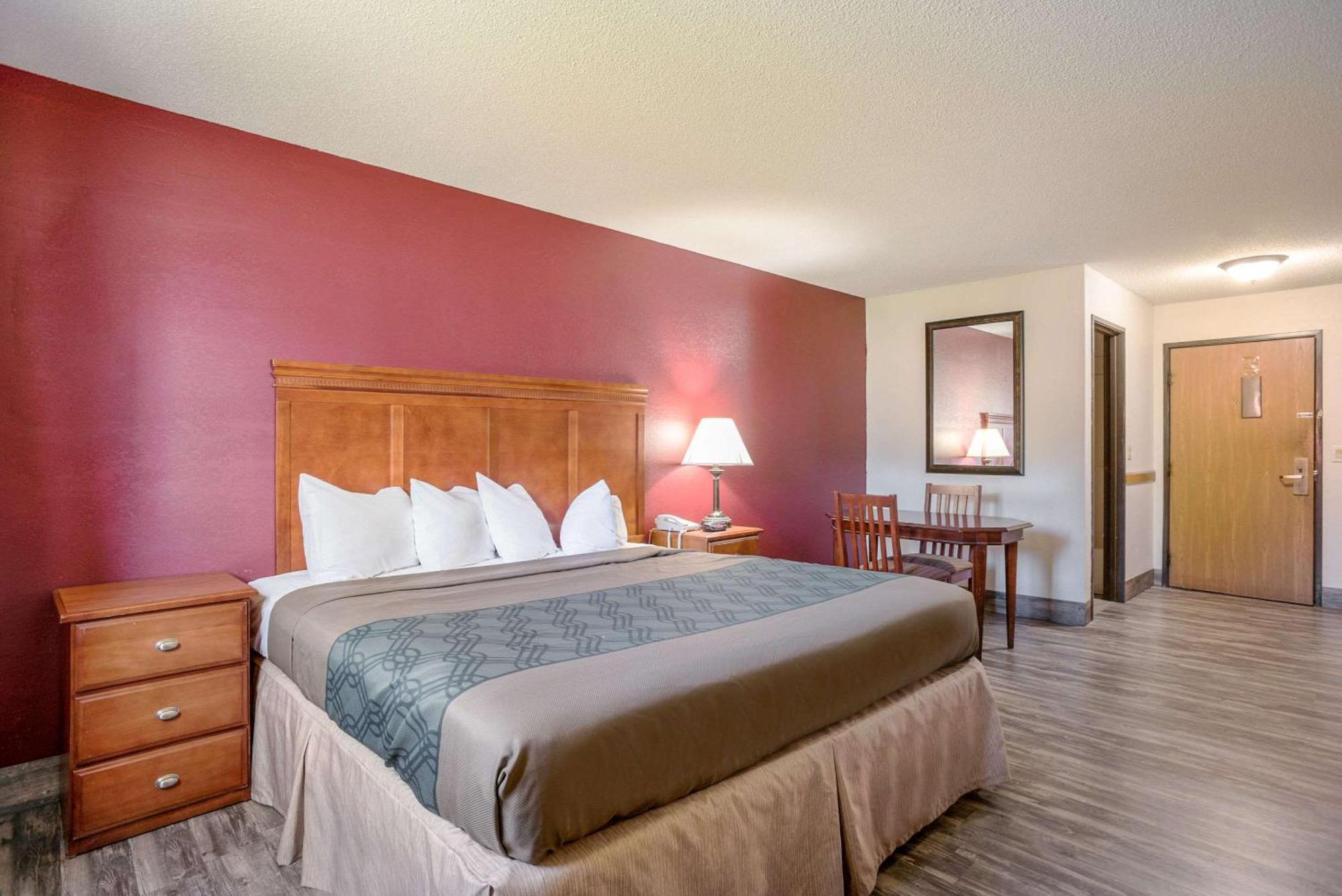 Econo Lodge Cedar Rapids Exterior photo